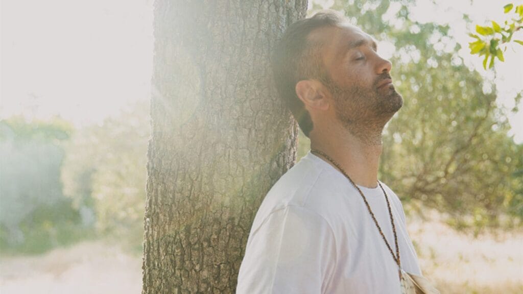 Ο Omprakash δημιουργός του σεμιναρίου manifesting the true you των ανθοϊαμάτων, μανιταροϊαμάτων και πεταλουδοϊαμάτων diamond age essences κάνει διαλογισμό κάτω από ένα δέντρο